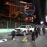 Schuld an der Verschiebung war dieses kleine, aber gefährliche Loch: Ein unzureichend verschweißter Kanaldeckel hatte beim Training Carlos Sainz's Ferrari  leicht beschädigt. Mit viel Aufwand und Teer wurden der Übeltäter und einige weitere Löcher dann noch geschlossen.