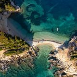 Berge, Meer und kleine Orte, die noch nicht von anderen Touristen überlaufen sind: Albanien gehört zu den am meisten aufstrebenden Reisezielen unseres Kontinents. Auch bei Reisebloggern scheint das Balkanland äußerst begehrt zu sein – denn es landet im Ranking auf Platz 1. Ganz egal, ob zum Baden im Ionischen Meer an der Adria oder zum Wandern in den Albanischen Alpen – ein Besuch des Landes lohnt sich für alle, die noch an ursprünglichen Erlebnissen interessiert sind. 