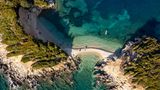 Berge, Meer und kleine Orte, die noch nicht von anderen Touristen überlaufen sind: Albanien gehört zu den am meisten aufstrebenden Reisezielen unseres Kontinents. Auch bei Reisebloggern scheint das Balkanland äußerst begehrt zu sein – denn es landet im Ranking auf Platz 1. Ganz egal, ob zum Baden im Ionischen Meer an der Adria oder zum Wandern in den Albanischen Alpen – ein Besuch des Landes lohnt sich für alle, die noch an ursprünglichen Erlebnissen interessiert sind. 