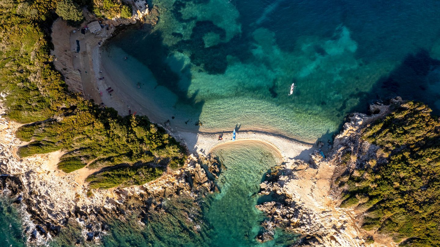 Platz 1: Albanien Berge, Meer und kleine Orte, die noch nicht von anderen Touristen überlaufen sind: Albanien gehört zu den am meisten aufstrebenden Reisezielen unseres Kontinents. Auch bei Reisebloggern scheint das Balkanland äußerst begehrt zu sein – denn es landet im Ranking auf Platz 1. Ganz egal, ob zum Baden im Ionischen Meer an der Adria oder zum Wandern in den Albanischen Alpen – ein Besuch des Landes lohnt sich für alle, die noch an ursprünglichen Erlebnissen interessiert sind.