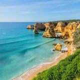 Lissabon, Porto oder die beeindruckende Steilküste der Algarve – mehr braucht man eigentlich nicht sagen, um Portugal als Top-Reiseziel herauszustellen. Das sehen offenbar auch die Reiseblogger so. Das Land im Südwesten Europas überzeugt durch ganzjährig angenehme Temperaturen (im Sommer kann es allerdings auch mal sehr heiß werden), eine enorme Gastfreundschaft im ganzen Land und kulturreiche Städte im Norden. 