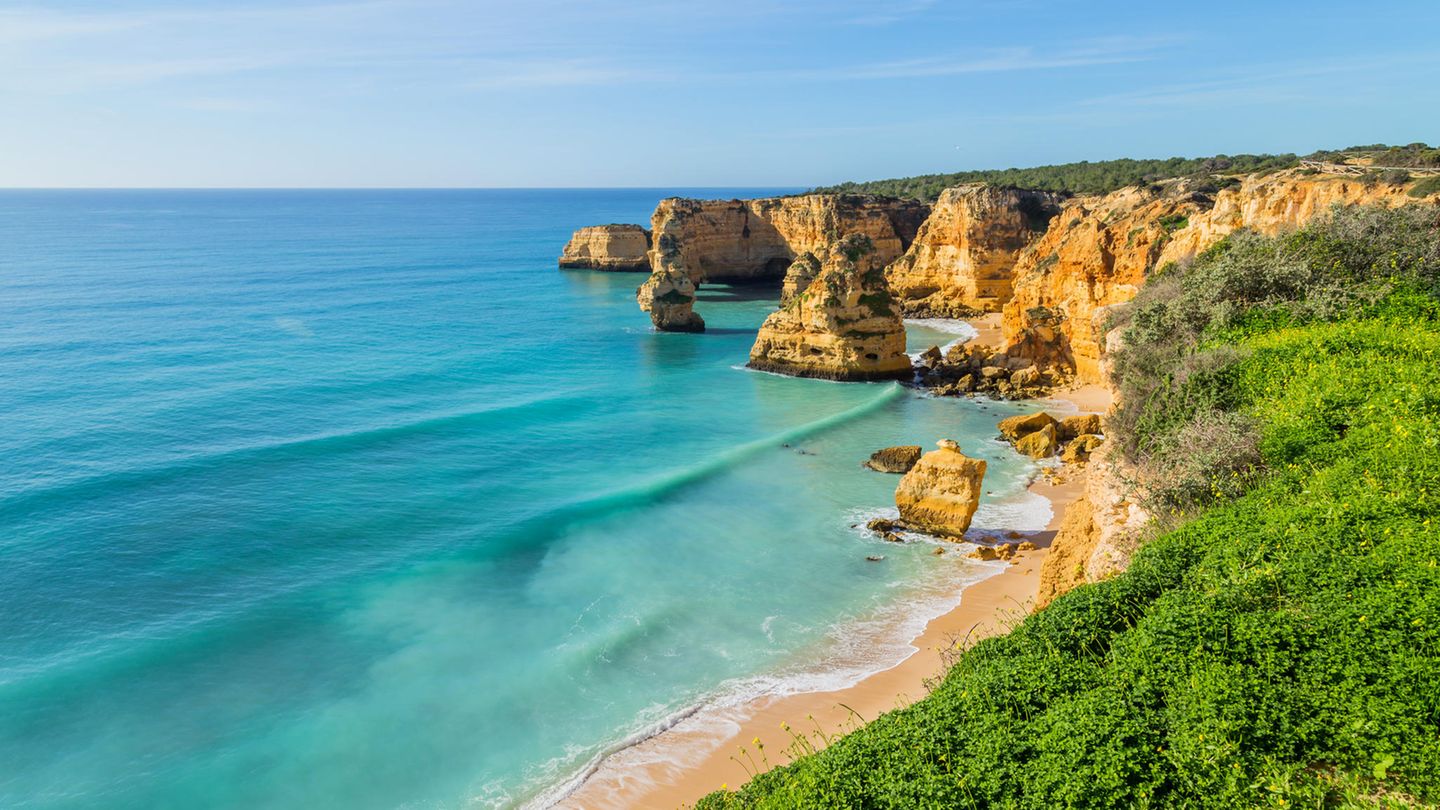 Platz 2: Portugal Lissabon, Porto oder die beeindruckende Steilküste der Algarve – mehr braucht man eigentlich nicht sagen, um Portugal als Top-Reiseziel herauszustellen. Das sehen offenbar auch die Reiseblogger so. Das Land im Südwesten Europas überzeugt durch ganzjährig angenehme Temperaturen (im Sommer kann es allerdings auch mal sehr heiß werden), eine enorme Gastfreundschaft im ganzen Land und kulturreiche Städte im Norden.