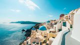 Einmal auf den Spuren der Antike wandeln – das geht an vielen Orten in Griechenland. Aber das südöstliche europäische Land gilt auch als beliebtes Reiseziel für Städtetrips und Strandurlaube. Für letzteres reisen die Urlauber am liebsten auf eine der vielen griechischen Inseln – besonders beliebt sind dabei Kreta, Korfu und Santorin. 