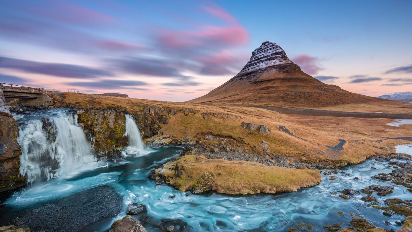 Das Land aus Feuer und Eis gilt nach wie vor als Traumreiseziel vieler Menschen. Island verspricht einmalige Naturlandschaft, Einblicke in die keltische Kultur und viele Outdoor-Abenteuer. Im Winter kann man die vielen Wasserfälle und die eindrucksvolle Vulkanlandschaft des Inselstaats im Schneekleid erkunden und auf Nordlichterjagd gehen. Island teilt sich den vierten Platz im Ranking allerdings mit einem Land, das unterschiedlicher nicht sein könnte...