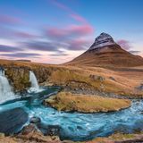 Das Land aus Feuer und Eis gilt nach wie vor als Traumreiseziel vieler Menschen. Island verspricht einmalige Naturlandschaft, Einblicke in die keltische Kultur und viele Outdoor-Abenteuer. Im Winter kann man die vielen Wasserfälle und die eindrucksvolle Vulkanlandschaft des Inselstaats im Schneekleid erkunden und auf Nordlichterjagd gehen. Island teilt sich den vierten Platz im Ranking allerdings mit einem Land, das unterschiedlicher nicht sein könnte...