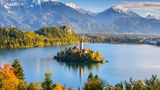 Malerische Seen, beeindruckende Berge und etliche Wanderwege, auf denen man die Landschaft erkunden kann – Slowenien mausert sich immer mehr zu einem der beliebtesten Undercover-Reiseziele in Europa. Und das Land gilt dabei noch als eines der Urlaubsländer mit dem besten Preis-Leistungsverhältnis, ganz egal ob bei einem Roadtrip oder als Pauschalreise. 