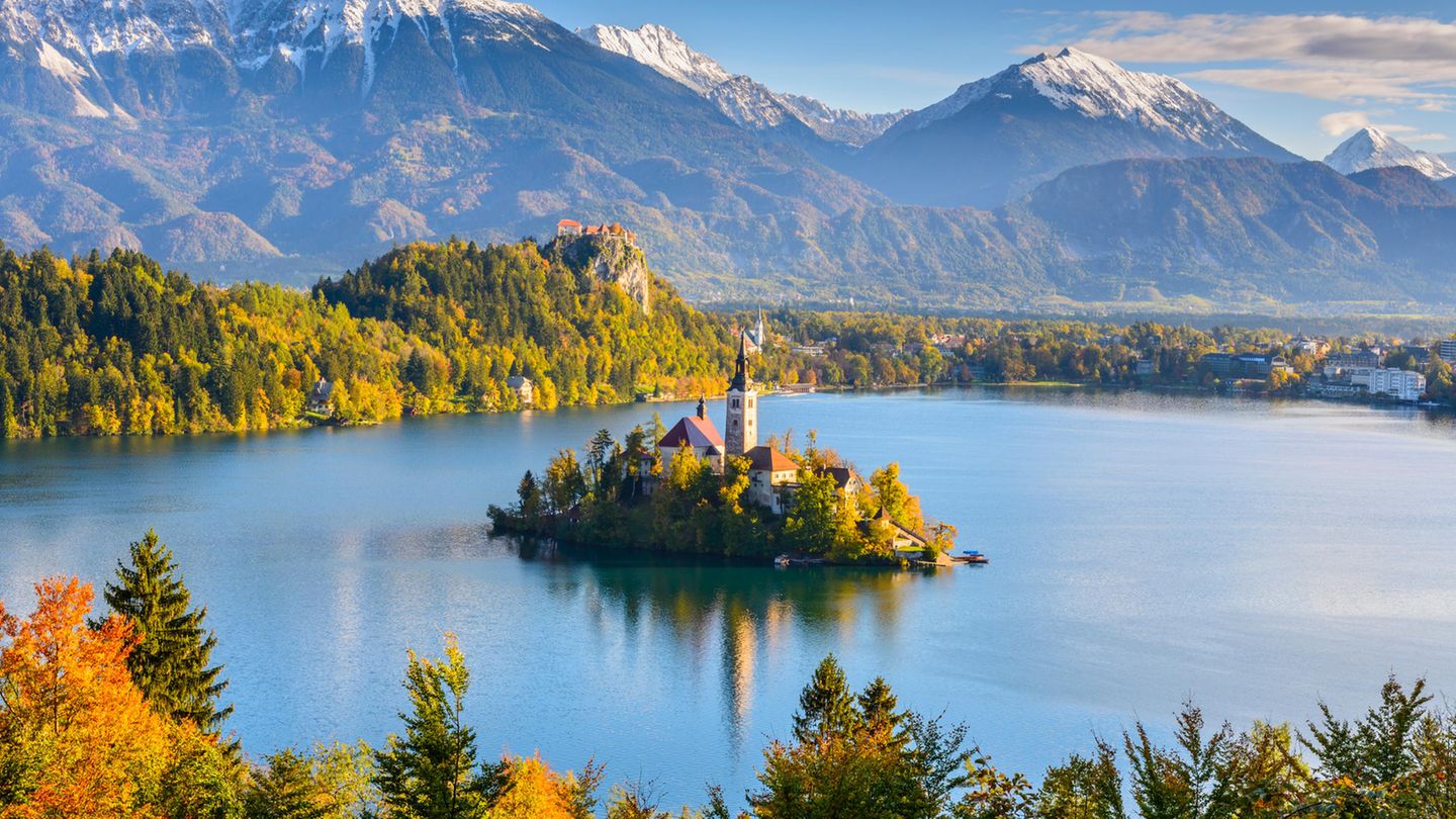Malerische Seen, beeindruckende Berge und etliche Wanderwege, auf denen man die Landschaft erkunden kann – Slowenien mausert sich immer mehr zu einem der beliebtesten Undercover-Reiseziele in Europa. Und das Land gilt dabei noch als eines der Urlaubsländer mit dem besten Preis-Leistungsverhältnis, ganz egal ob bei einem Roadtrip oder als Pauschalreise. 