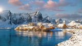 Norwegen zählt zu den glücklichsten Ländern der Welt – und gilt das ganze Jahr über als beliebtes Reiseziel für alle Naturbegeisterten. Neben der kulturreichen Hauptstadt Oslo gibt es in dem skandinavischen Land nämlich vor allem eines zu entdecken: Natur pur. Ganz egal, ob weitläufige Schneewelten, atemberaubend hohe Bergketten oder glasklare Seen, hier kommen Outdoor-Fans auf ihre Kosten. Und im Winter kann man das Ganze mit einer Polarlichterjagd oder eine Hundeschlittenfahrt abrunden – oder aber man macht es wie die Einheimischen und geht Eisbaden.