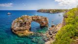 Natürlich darf Spanien in diesem Ranking nicht fehlen. Allen voran die vor allem bei deutschen und britischen Urlaubern beliebte Balearen-Insel Mallorca steht weiterhin hoch im Kurs, wenn es um den nächsten Sommerurlaub geht. Dabei spielt nicht nur die Aussicht auf lange Partynächte am Ballermann eine Rolle, sondern auch die vielen kleinen Küstenorte und Wanderwege auf dem Rest der Insel. Aber Spanien ist eben auch Barcelona, Bilbao und Teneriffa – die Möglichkeiten sind vielfältig. 