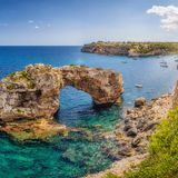 Natürlich darf Spanien in diesem Ranking nicht fehlen. Allen voran die vor allem bei deutschen und britischen Urlaubern beliebte Balearen-Insel Mallorca steht weiterhin hoch im Kurs, wenn es um den nächsten Sommerurlaub geht. Dabei spielt nicht nur die Aussicht auf lange Partynächte am Ballermann eine Rolle, sondern auch die vielen kleinen Küstenorte und Wanderwege auf dem Rest der Insel. Aber Spanien ist eben auch Barcelona, Bilbao und Teneriffa – die Möglichkeiten sind vielfältig. 