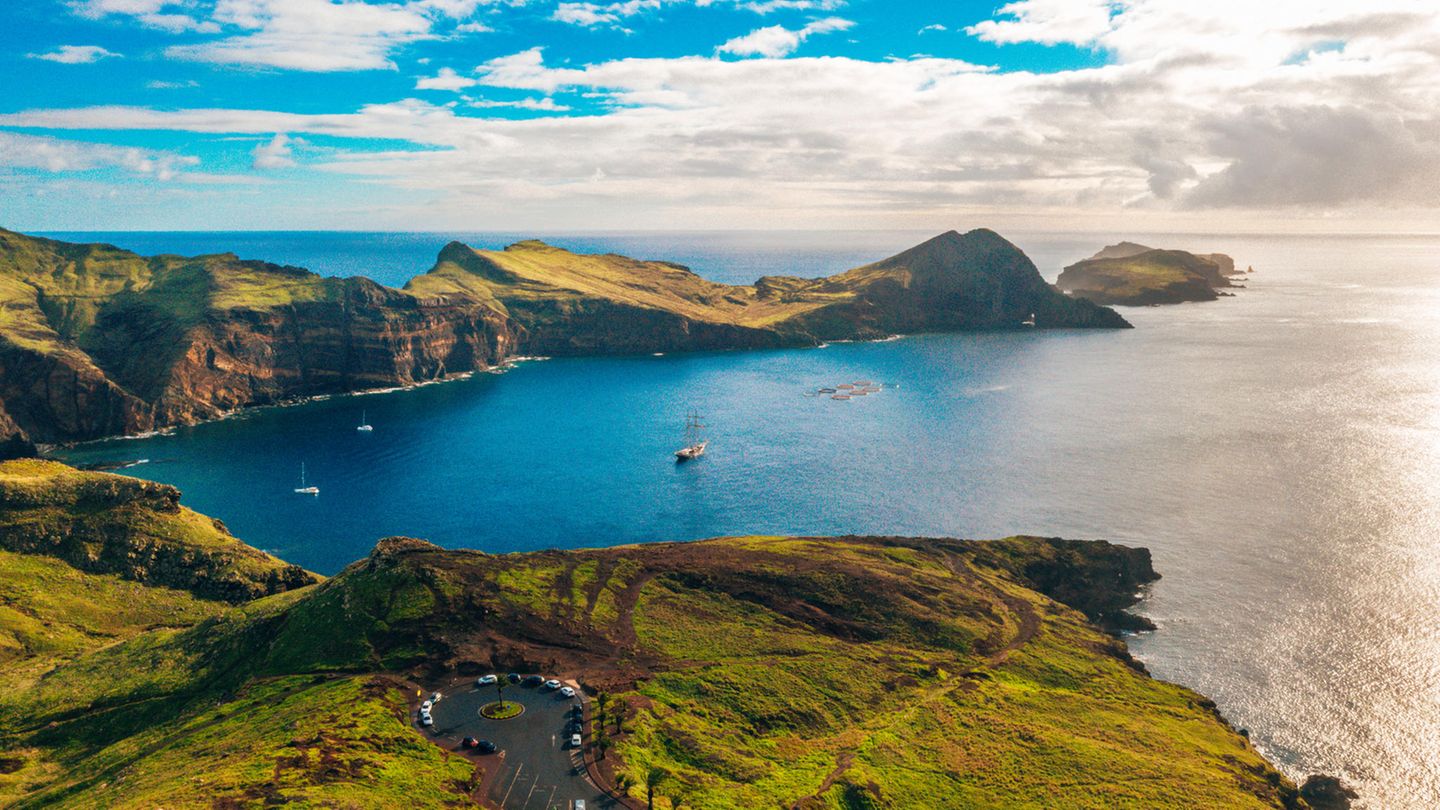 Zugegeben, die Anreise nach Madeira ist nicht unbedingt die einfachste. Man kommt in der Regel um den Flieger nicht herum und muss einen mehrstündigen Flug in Kauf nehmen. Dafür wird man, sobald man auf der portugiesischen Blumeninsel ankommt, aber mit einer einmaligen Landschaft belohnt. Der Archipel besteht aus insgesamt vier Inseln und beherbergt etliche Wanderregionen zwischen Bergen und Küste, die Wanderfans aus aller Welt zu dem Fleck im Atlantik locken.