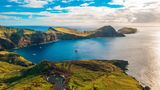 Zugegeben, die Anreise nach Madeira ist nicht unbedingt die einfachste. Man kommt in der Regel um den Flieger nicht herum und muss einen mehrstündigen Flug in Kauf nehmen. Dafür wird man, sobald man auf der portugiesischen Blumeninsel ankommt, aber mit einer einmaligen Landschaft belohnt. Der Archipel besteht aus insgesamt vier Inseln und beherbergt etliche Wanderregionen zwischen Bergen und Küste, die Wanderfans aus aller Welt zu dem Fleck im Atlantik locken.