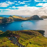 Zugegeben, die Anreise nach Madeira ist nicht unbedingt die einfachste. Man kommt in der Regel um den Flieger nicht herum und muss einen mehrstündigen Flug in Kauf nehmen. Dafür wird man, sobald man auf der portugiesischen Blumeninsel ankommt, aber mit einer einmaligen Landschaft belohnt. Der Archipel besteht aus insgesamt vier Inseln und beherbergt etliche Wanderregionen zwischen Bergen und Küste, die Wanderfans aus aller Welt zu dem Fleck im Atlantik locken.