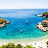 Ganz egal, ob Dubrovnik, Split oder die kroatische Hauptstadt Zagreb – das Land der 1000 Inseln lockt immer mehr Urlauber an. Kroatien bietet glasklares Wasser zum Baden, etliche kulinarische Highlights für Feinschmecker und im Inland viele Nationalparks und Berge, um die Wanderschuhe abzulaufen. Vor allem die großen Zentren sind dabei allerdings im Sommer gerne mal gut besucht – denn die Nachfrage steigt. Ruhige Ecken findet man aber noch immer, wenn man die Augen aufhält. 