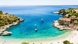 Ganz egal, ob Dubrovnik, Split oder die kroatische Hauptstadt Zagreb – das Land der 1000 Inseln lockt immer mehr Urlauber an. Kroatien bietet glasklares Wasser zum Baden, etliche kulinarische Highlights für Feinschmecker und im Inland viele Nationalparks und Berge, um die Wanderschuhe abzulaufen. Vor allem die großen Zentren sind dabei allerdings im Sommer gerne mal gut besucht – denn die Nachfrage steigt. Ruhige Ecken findet man aber noch immer, wenn man die Augen aufhält. 