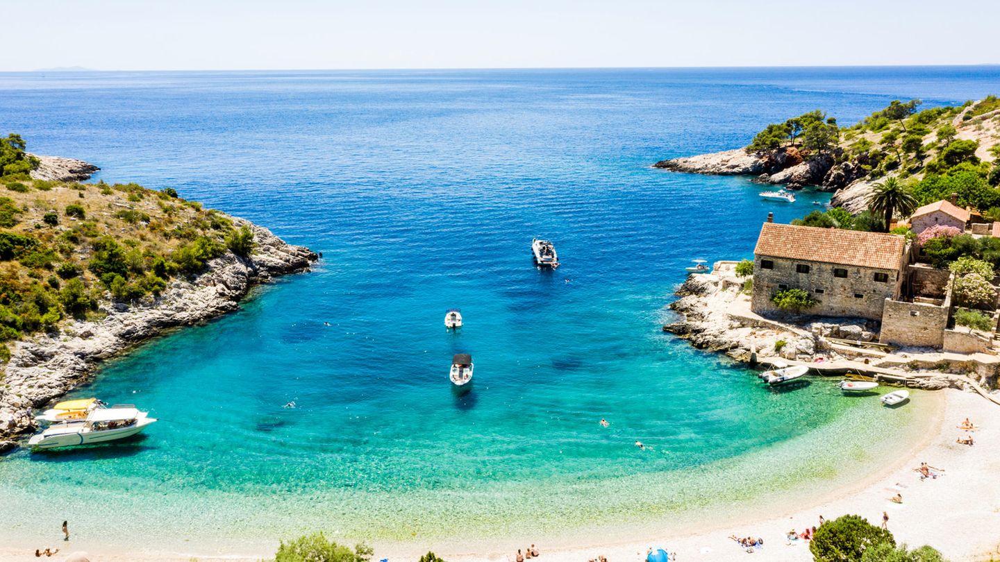 Platz 9: Kroatien Ganz egal, ob Dubrovnik, Split oder die kroatische Hauptstadt Zagreb – das Land der 1000 Inseln lockt immer mehr Urlauber an. Kroatien bietet glasklares Wasser zum Baden, etliche kulinarische Highlights für Feinschmecker und im Inland viele Nationalparks und Berge, um die Wanderschuhe abzulaufen. Vor allem die großen Zentren sind dabei allerdings im Sommer gerne mal gut besucht – denn die Nachfrage steigt. Ruhige Ecken findet man aber noch immer, wenn man die Augen aufhält.