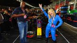 Auch Kylie Minoque – hier mit "Brooklyn 99"-Star Terry Crews – war nicht alleine zum Vergnügen vor Ort. Sie trat in der Vorab-Show auf.