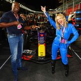 Auch Kylie Minoque – hier mit "Brooklyn 99"-Star Terry Crews – war nicht alleine zum Vergnügen vor Ort. Sie trat in der Vorab-Show auf.