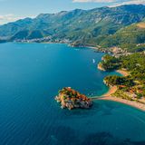 Montenegro wird als Reiseziel gerne mal unterschätzt – oder ist bei vielen Menschen erst gar nicht auf dem Radar. Dabei hat das Land einiges zu bieten. Zum Beispiel zauberhafte Wanderwege durch die Berge oder entlang der malerischen Küste. Im Durmitor National Park kann man unterdessen tierische Bewohner wie Bären und Wölfe beobachten, oder aber man trifft die Einheimischen in den kleinen Dörfern und lässt sich begeistern von ihrer Kultur und ihrer Gastfreundschaft.