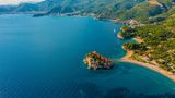 Montenegro wird als Reiseziel gerne mal unterschätzt – oder ist bei vielen Menschen erst gar nicht auf dem Radar. Dabei hat das Land einiges zu bieten. Zum Beispiel zauberhafte Wanderwege durch die Berge oder entlang der malerischen Küste. Im Durmitor National Park kann man unterdessen tierische Bewohner wie Bären und Wölfe beobachten, oder aber man trifft die Einheimischen in den kleinen Dörfern und lässt sich begeistern von ihrer Kultur und ihrer Gastfreundschaft.
