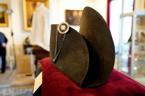 Einer der charakteristischen breiten schwarzen Hüte, die Napoleon trug, ist in Frankreich versteigert worden