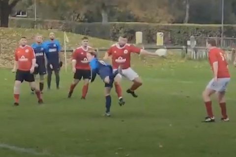 England: Unglaubliches Tor: Amateurfußballer bringt Zuschauer und Mannschaft zum Ausflippen