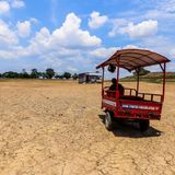 Wo sonst Boote fahren, sind nun Fahrzeuge mit Rädern die besten Fortbewegungsmittel. Das brasilianische Amazonasgebiet erstreckt sich über neun Bundesstaaten und entspricht flächenmäßig der Größe Westeuropas. Es ist Heimat für eine atemberaubende Vielzahl von Pflanzen und Tieren. Ein Fünftel des Süßwassers der Erde fließt nach Schätzungen durch das weltweit größte und komplexeste Netzwerk von Flussläufen.