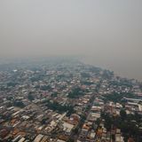 Rauchschwaden über der Gemeinde Parintins. Grund dafür sind verheerende Waldbrände im Amazonas. Allein im Oktober hat es im größten Regenwald der Welt nach Angaben des Nationalen Instituts für Weltraumforschung (Inpe) mehr als 22.000 Brände gegeben – der höchste Wert für diesen Monat in den vergangenen 15 Jahren. 