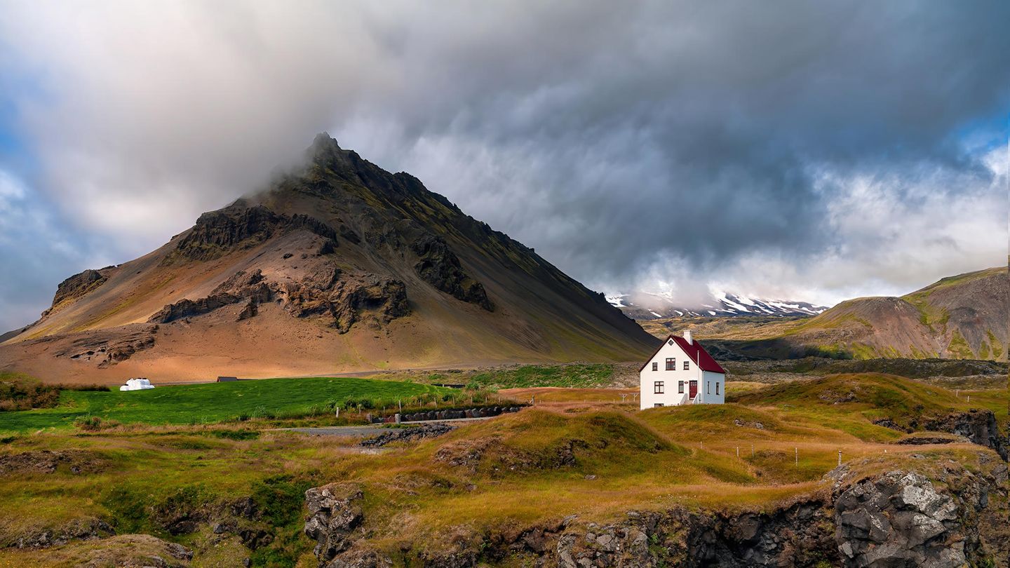 There is a threat of a volcanic eruption in Iceland: What does that mean for your planned trip?