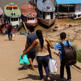 Die Versorgungslage wird eng. Im Bundesstaat Amazonas hat die Regierung für alle 62 Bezirke den Notstand ausgerufen. Fast 600.000 Menschen sind davon betroffen.