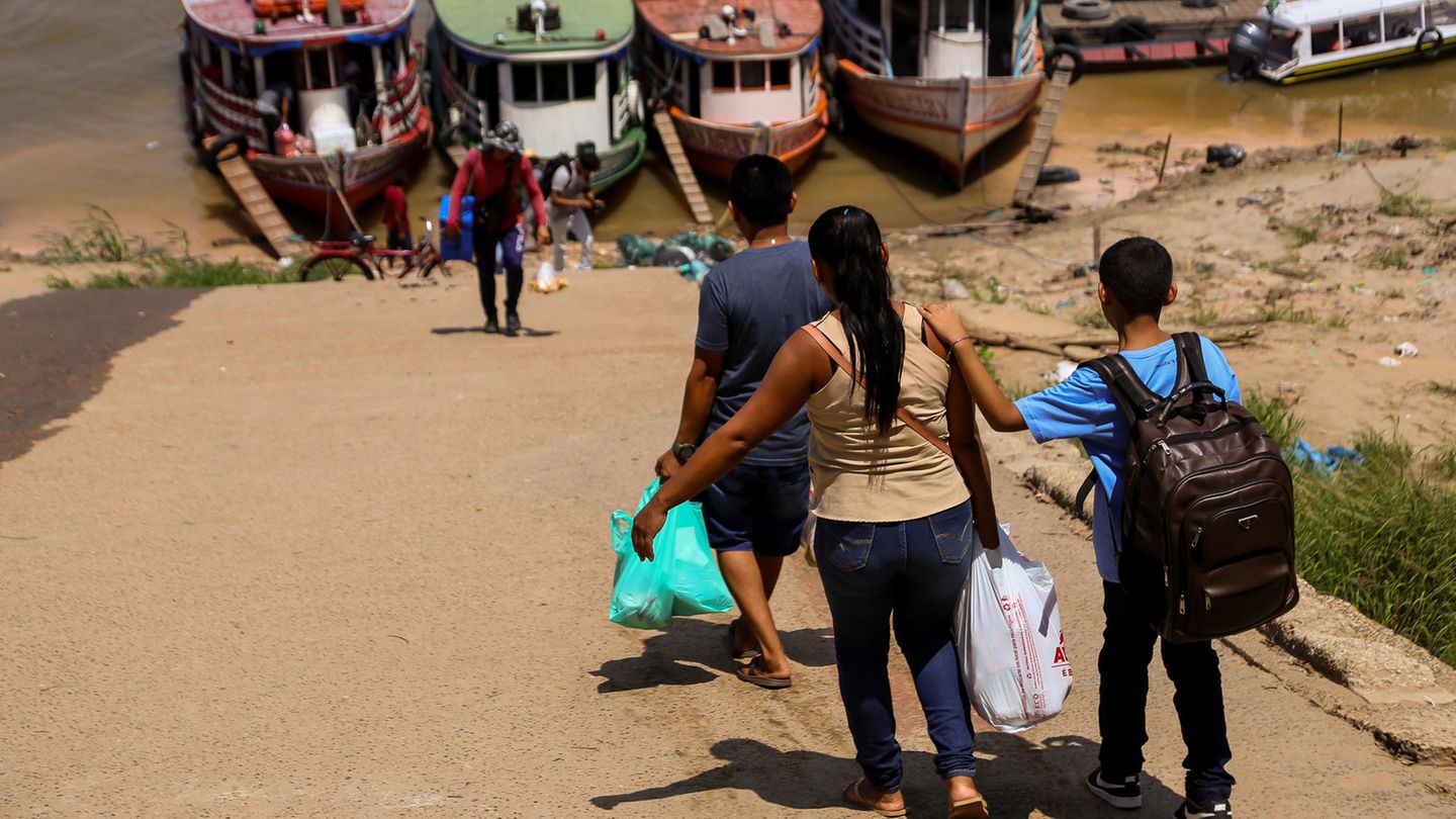 Die Versorgungslage wird eng. Im Bundesstaat Amazonas hat die Regierung für alle 62 Bezirke den Notstand ausgerufen. Fast 600.000 Menschen sind davon betroffen.