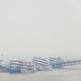 Die Brücke zum Schiffsanleger in Parintins zeigt an, wie niedrig der Flusspegel im Vergleich zu normalen Zeiten ist. Nach Angaben des Geologischen Dienstes Brasiliens (SGB) hatte der Pegelstand des Flusses zuletzt einen Tiefstwert von 12,70 Metern – der durchschnittliche Tiefstwert in diesem Monat in Manaus beträgt 18 Meter, wie der Geowissenschaftler André Luis Martinelli Real dos Santos vom SGB der Deutschen Presse-Agentur sagt. Den niedrigen Wasserstand merkt man auch im gut 450 Flusskilometer entfernten Parintins.