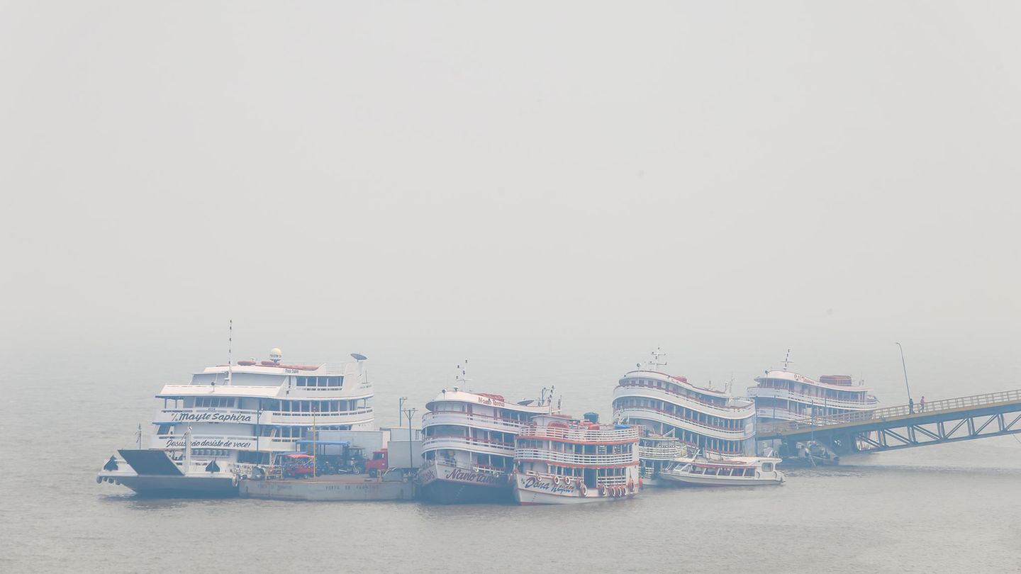Die Brücke zum Schiffsanleger in Parintins zeigt an, wie niedrig der Flusspegel im Vergleich zu normalen Zeiten ist. Nach Angaben des Geologischen Dienstes Brasiliens (SGB) hatte der Pegelstand des Flusses zuletzt einen Tiefstwert von 12,70 Metern – der durchschnittliche Tiefstwert in diesem Monat in Manaus beträgt 18 Meter, wie der Geowissenschaftler André Luis Martinelli Real dos Santos vom SGB der Deutschen Presse-Agentur sagt. Den niedrigen Wasserstand merkt man auch im gut 450 Flusskilometer entfernten Parintins.