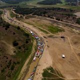 Dieses Schicksal teilt er mit vielen Berufsgenossen. In einem Flussarm sind rund zwei Dutzend kleiner Boote wegen niedriger Pegelstände auf Grund gelaufen. Die Versorgung der Gemeinden mit Wasser, Lebensmitteln oder Medikamenten wird immer schwieriger. Besonders betroffen von der aktuellen Dürre ist Brasiliens Bundesstaat Amazonas.