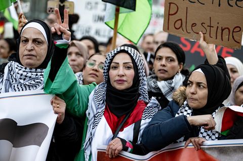 Frauen mit Palästinensertuch nehmen an einer Demonstration gegen den Angriff Israels auf den Gazastreifen teil