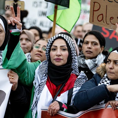 Frauen mit Palästinensertuch nehmen an einer Demonstration gegen den Angriff Israels auf den Gazastreifen teil