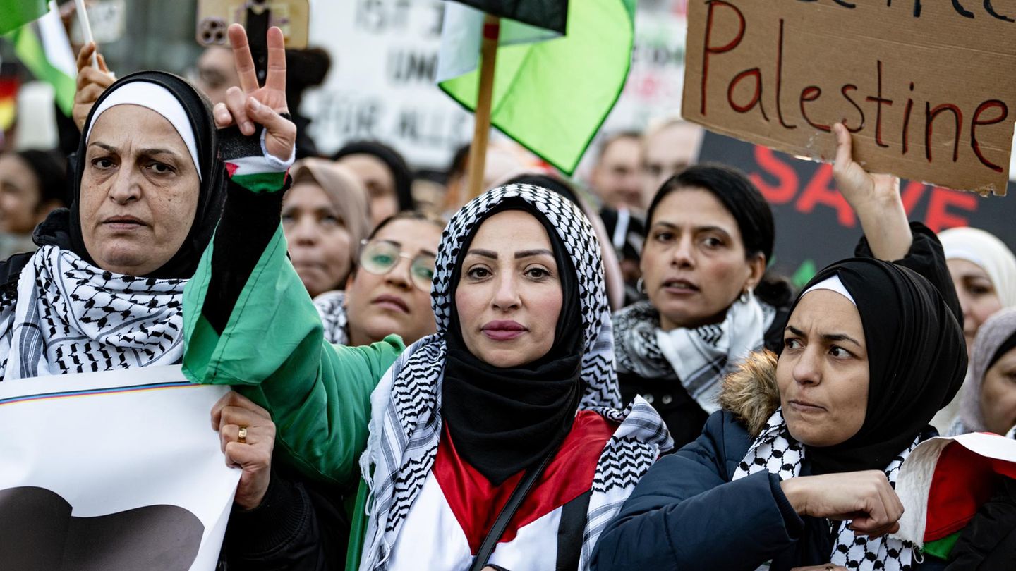 Frauen mit Palästinensertuch nehmen an einer Demonstration gegen den Angriff Israels auf den Gazastreifen teil