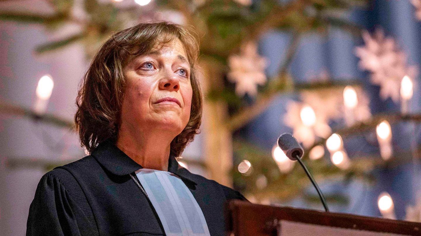 Annette Kurschus während einer Predigt in Bielefeld Heiligabend 2021