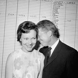 Jimmy Carter umarmt seine Frau Rosalynn 1966 in seiner Wahlkampfzentrale