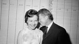 Jimmy Carter umarmt seine Frau Rosalynn 1966 in seiner Wahlkampfzentrale