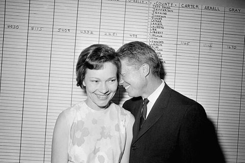 Jimmy Carter umarmt seine Frau Rosalynn 1966 in seiner Wahlkampfzentrale