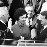 Jimmy Carter wird 1977 als Präsident vereidigt, Rosalynn steht neben ihm
