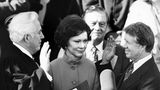 Jimmy Carter wird 1977 als Präsident vereidigt, Rosalynn steht neben ihm