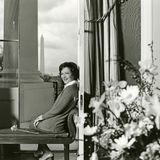 Carter im im Green Room des Weißen Hauses, das Washington Monument im Hintergrund