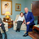 US-Präsident Joe Biden und seine Frau Jill mit den Carters in deren Haus im Mai 2021