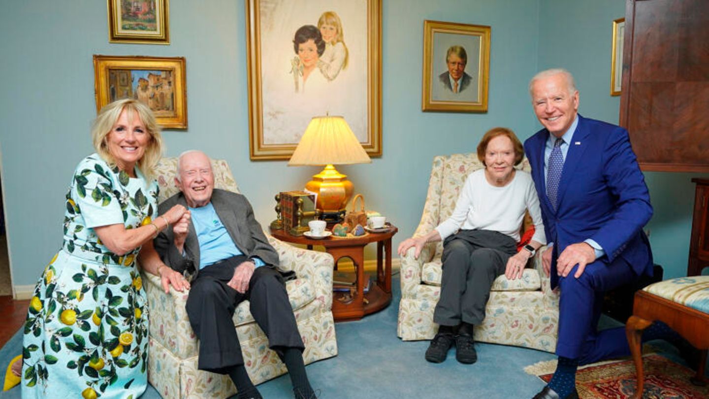 US-Präsident Joe Biden und seine Frau Jill mit den Carters in deren Haus im Mai 2021 US-Präsident Joe Biden und seine Frau Jill mit den Carters in deren Haus im Mai 2021
