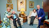 US-Präsident Joe Biden und seine Frau Jill mit den Carters in deren Haus im Mai 2021