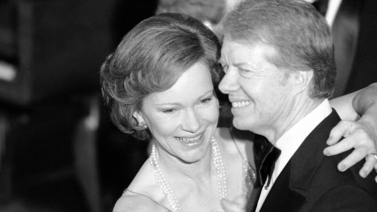 Die Carters tanzen beim jährlichen Weihnachtsball des Kongresses im Weißen Haus