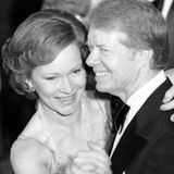 Die Carters tanzen beim jährlichen Weihnachtsball des Kongresses im Weißen Haus