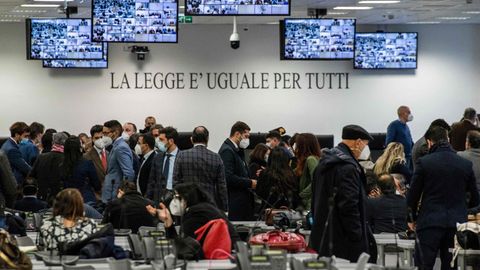 In einem Gerichtssaal stehen Männer in Anzügen, die der 'Ndrangheta angehören sollen
